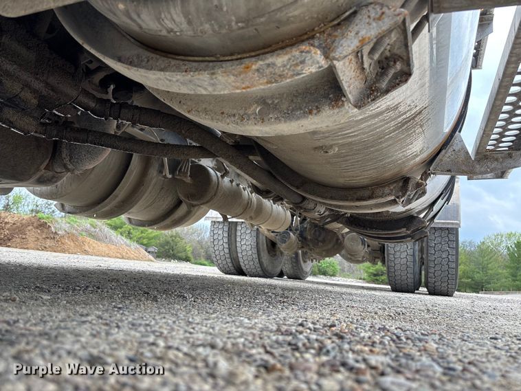 image for item FB3439 2013 Western Star 4900 semi truck