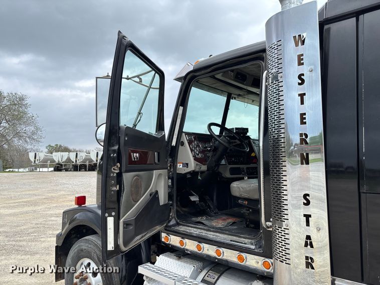 image for item FB3439 2013 Western Star 4900 semi truck