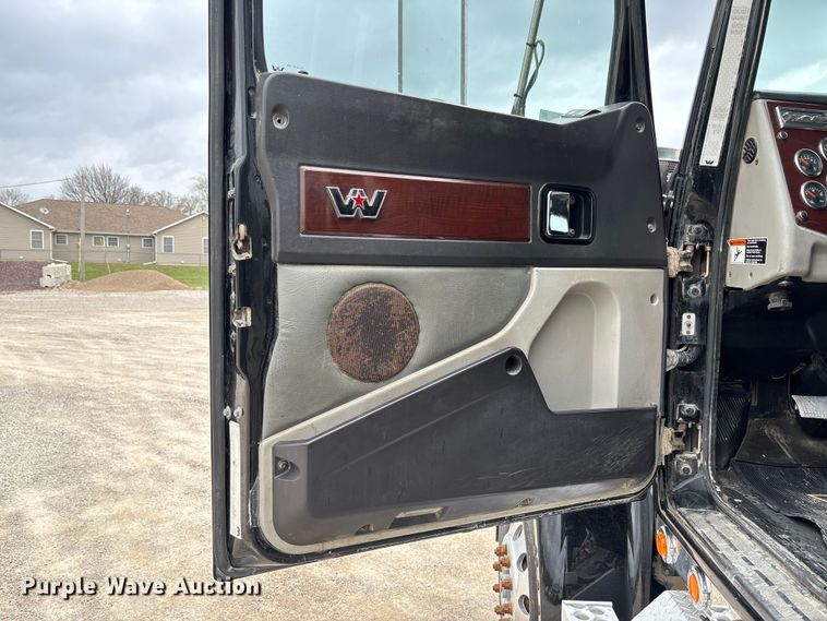 image for item FB3439 2013 Western Star 4900 semi truck