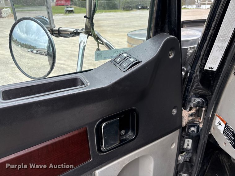 image for item FB3439 2013 Western Star 4900 semi truck