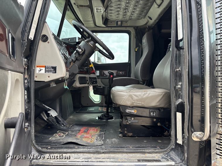 image for item FB3439 2013 Western Star 4900 semi truck