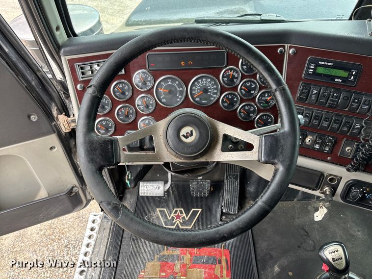 image for item FB3439 2013 Western Star 4900 semi truck