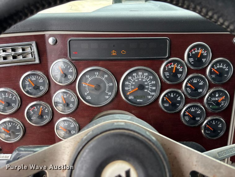 image for item FB3439 2013 Western Star 4900 semi truck