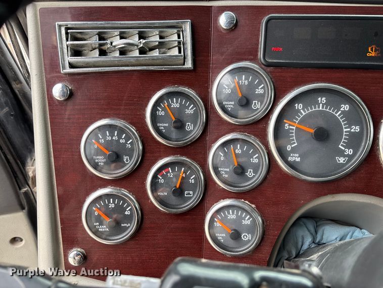 image for item FB3439 2013 Western Star 4900 semi truck