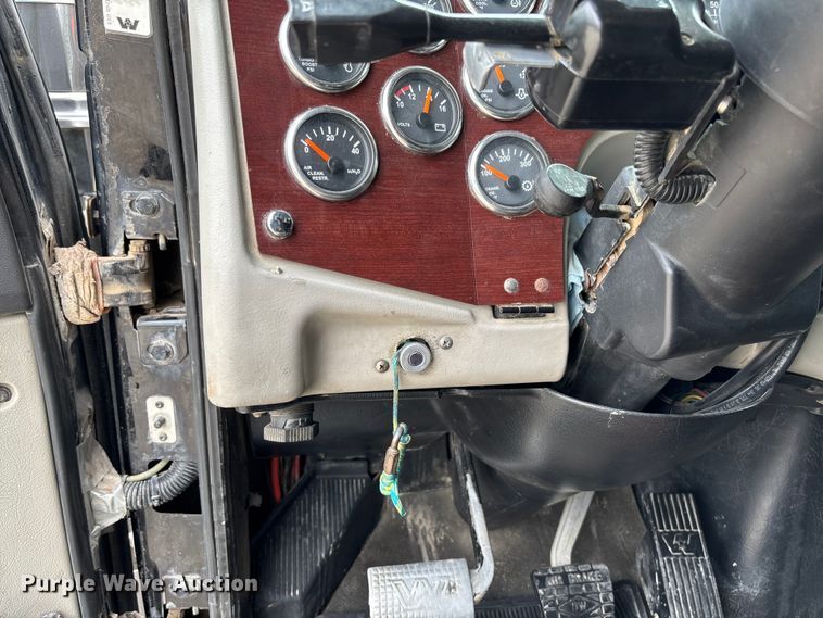 image for item FB3439 2013 Western Star 4900 semi truck