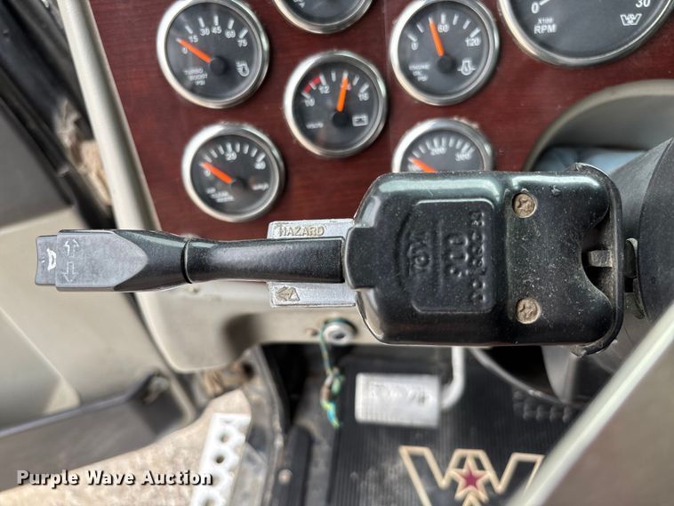 image for item FB3439 2013 Western Star 4900 semi truck