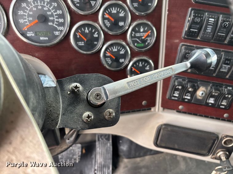 image for item FB3439 2013 Western Star 4900 semi truck