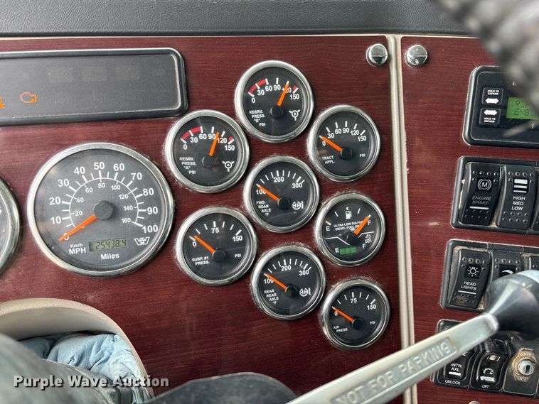 image for item FB3439 2013 Western Star 4900 semi truck