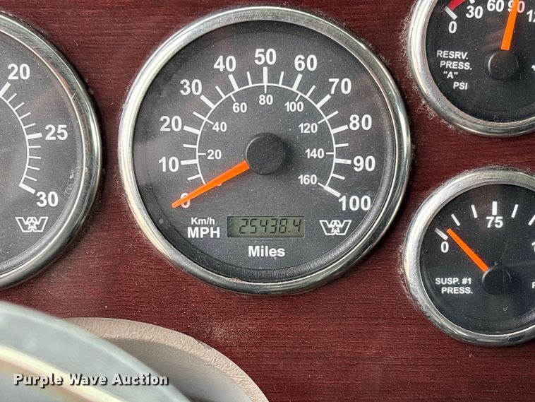 image for item FB3439 2013 Western Star 4900 semi truck