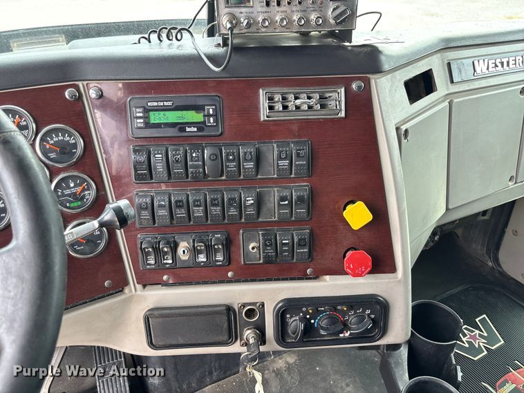 image for item FB3439 2013 Western Star 4900 semi truck