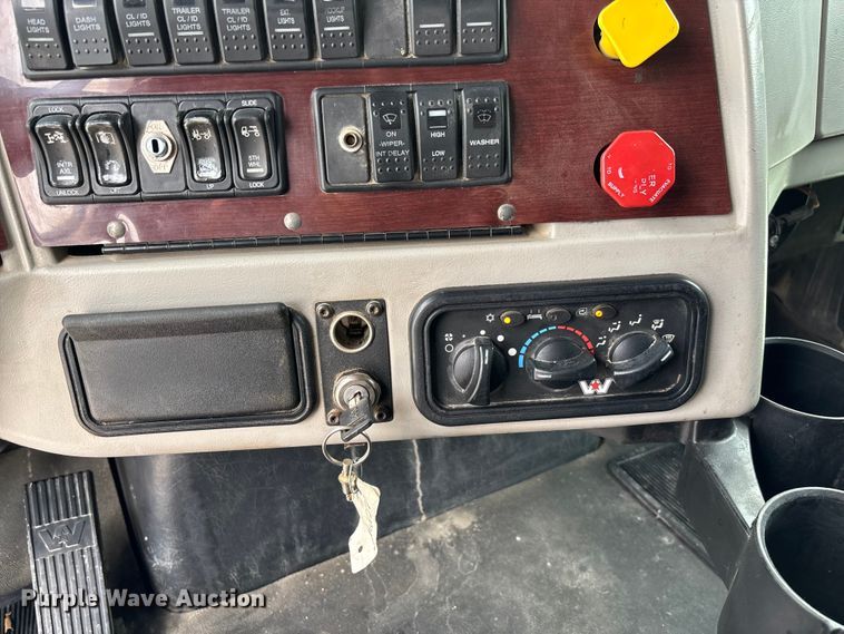 image for item FB3439 2013 Western Star 4900 semi truck