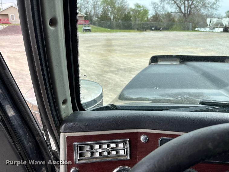 image for item FB3439 2013 Western Star 4900 semi truck