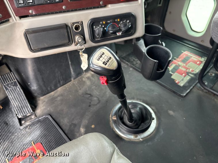 image for item FB3439 2013 Western Star 4900 semi truck