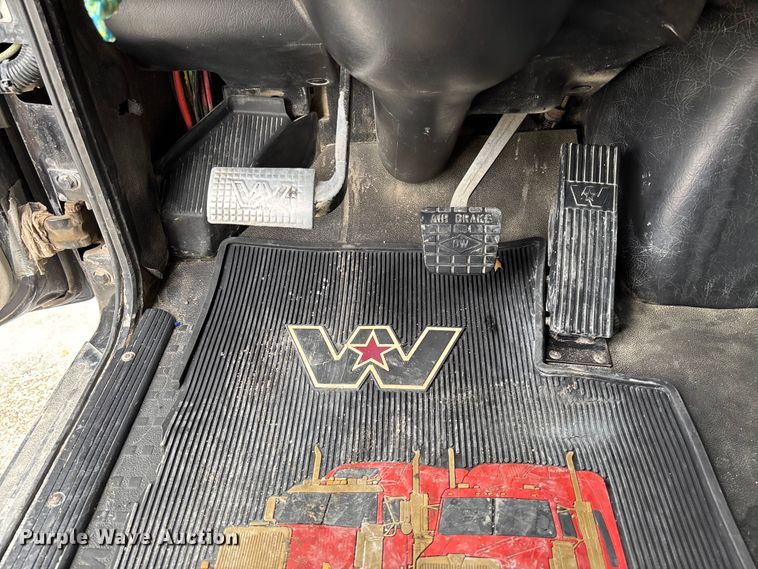 image for item FB3439 2013 Western Star 4900 semi truck