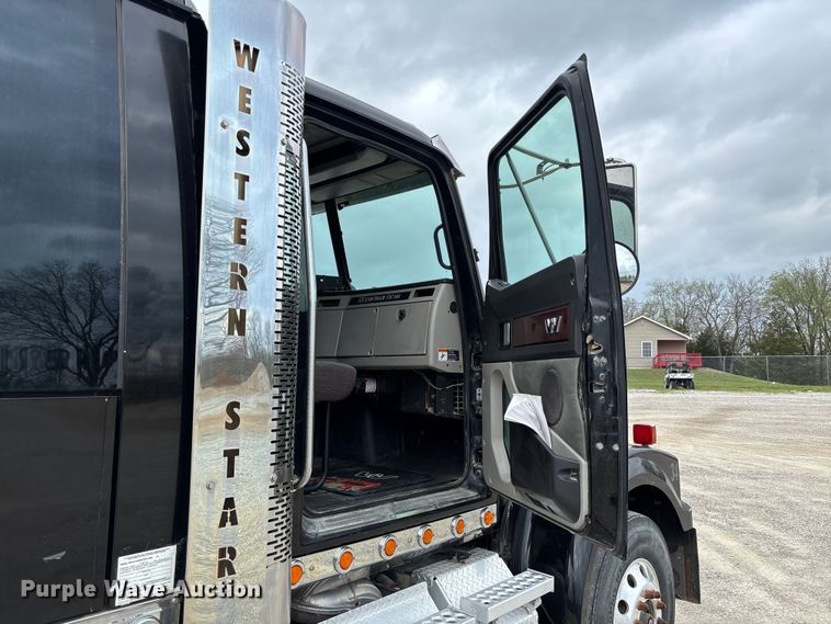 image for item FB3439 2013 Western Star 4900 semi truck
