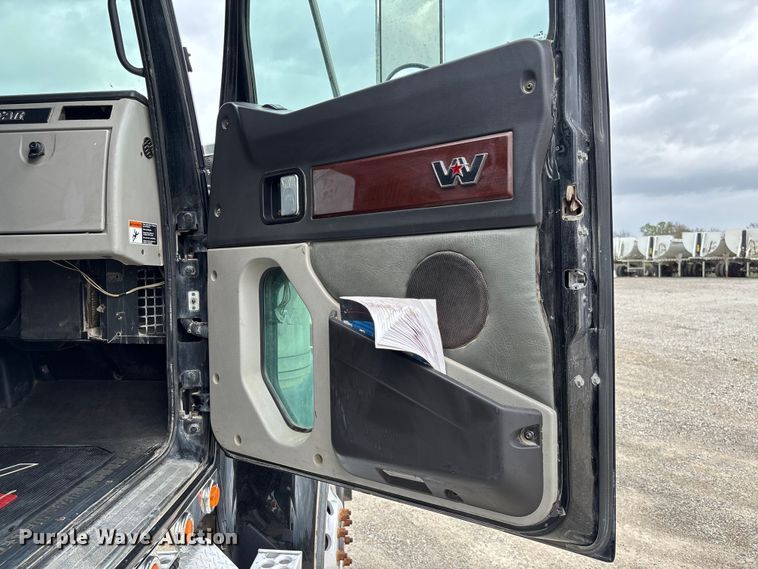 image for item FB3439 2013 Western Star 4900 semi truck