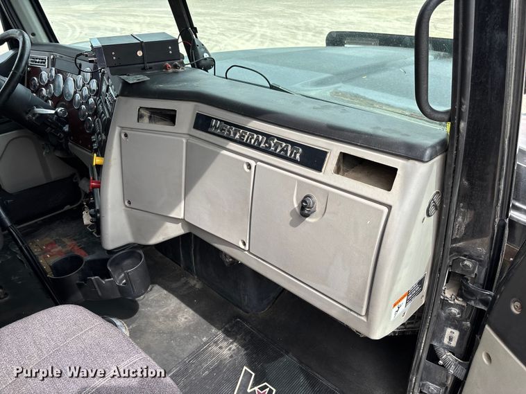 image for item FB3439 2013 Western Star 4900 semi truck