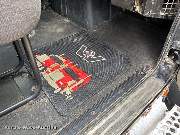 image for item FB3439 2013 Western Star 4900 semi truck