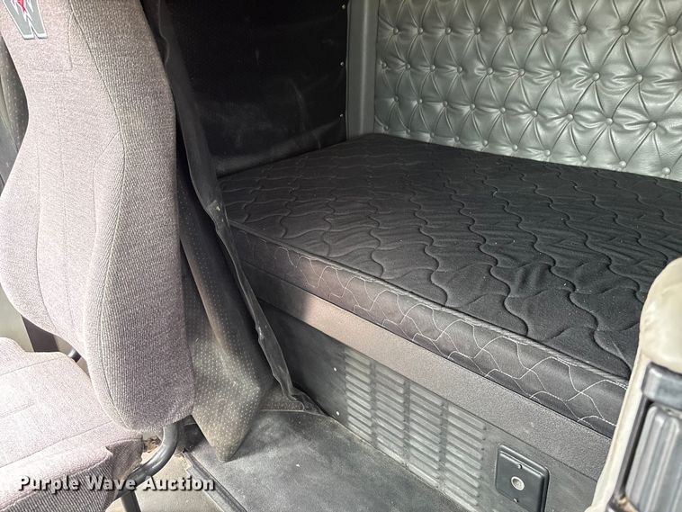 image for item FB3439 2013 Western Star 4900 semi truck