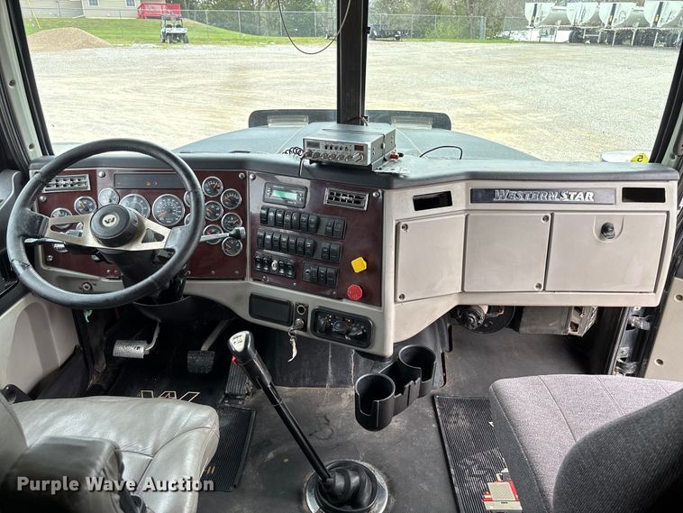 image for item FB3439 2013 Western Star 4900 semi truck