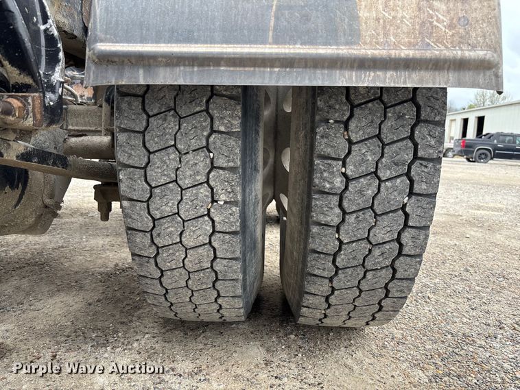 image for item FB3439 2013 Western Star 4900 semi truck