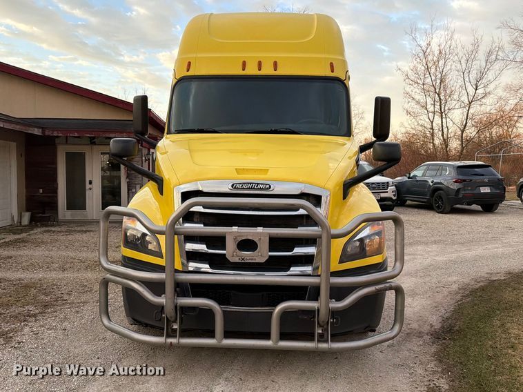 image for item FB8045 2019 Freightliner Cascadia 126 semi truck