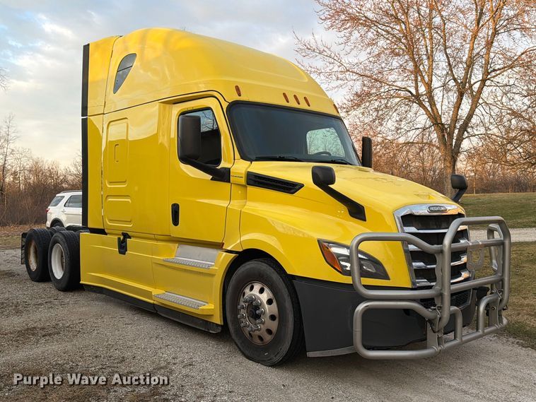image for item FB8045 2019 Freightliner Cascadia 126 semi truck