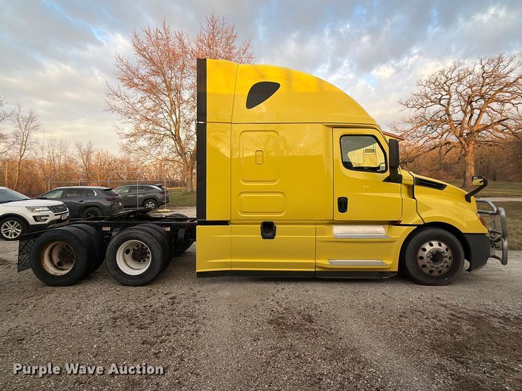 image for item FB8045 2019 Freightliner Cascadia 126 semi truck