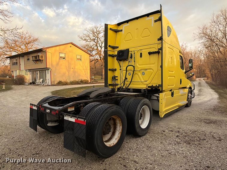 image for item FB8045 2019 Freightliner Cascadia 126 semi truck