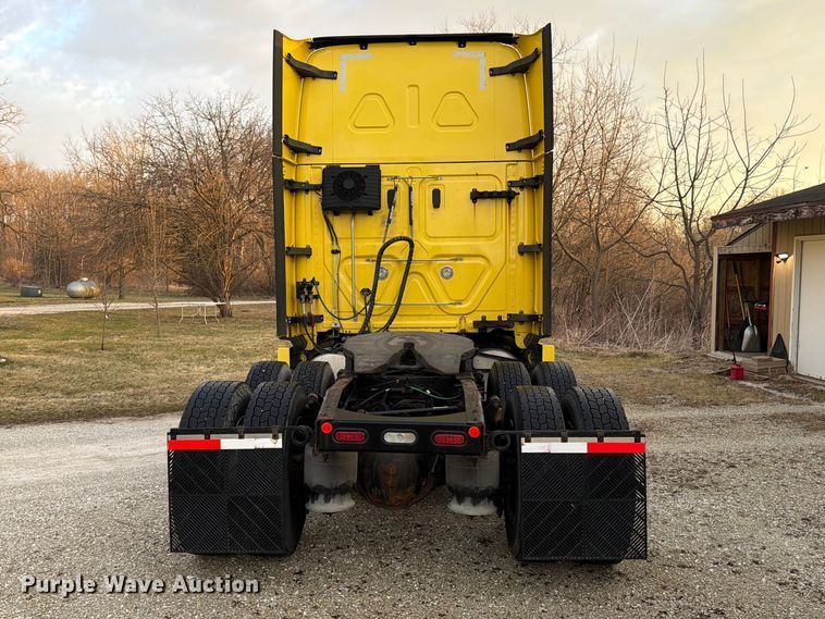 image for item FB8045 2019 Freightliner Cascadia 126 semi truck