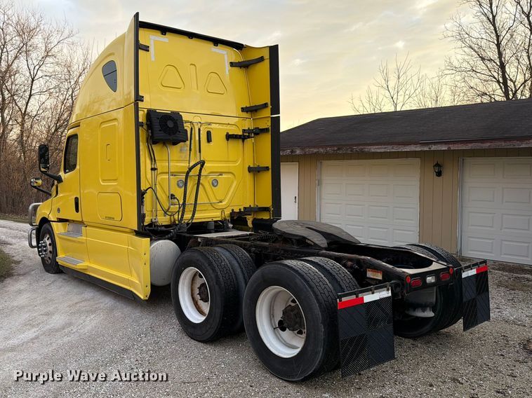 image for item FB8045 2019 Freightliner Cascadia 126 semi truck