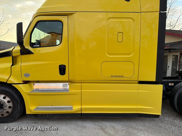 image for item FB8045 2019 Freightliner Cascadia 126 semi truck