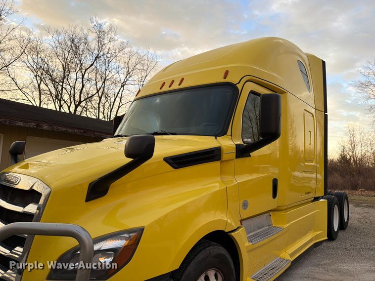 image for item FB8045 2019 Freightliner Cascadia 126 semi truck