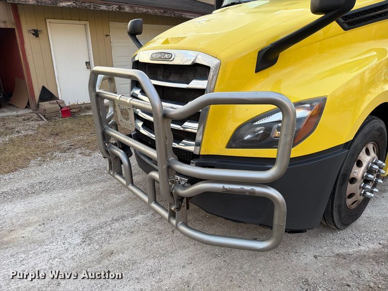 image for item FB8045 2019 Freightliner Cascadia 126 semi truck