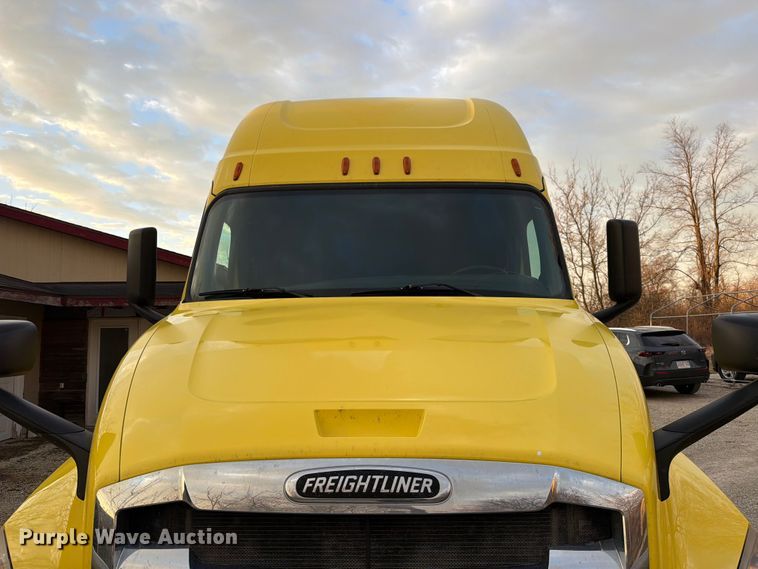 image for item FB8045 2019 Freightliner Cascadia 126 semi truck