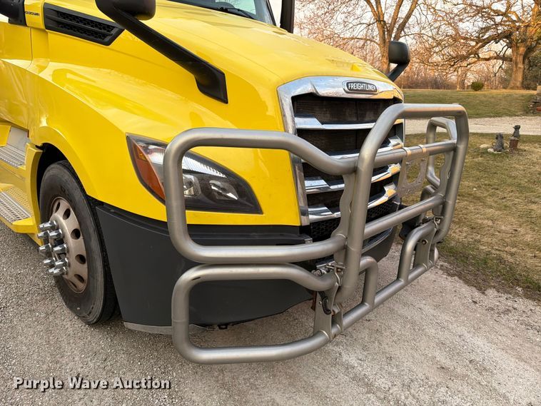 image for item FB8045 2019 Freightliner Cascadia 126 semi truck