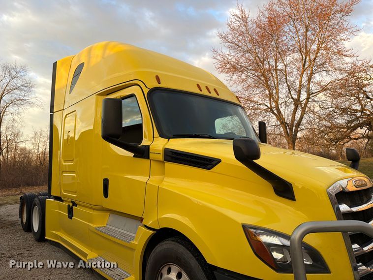 image for item FB8045 2019 Freightliner Cascadia 126 semi truck