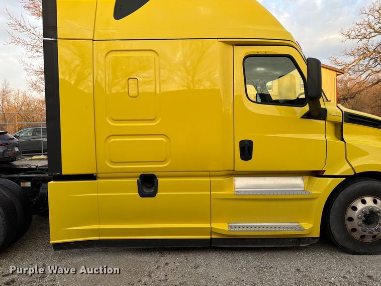 image for item FB8045 2019 Freightliner Cascadia 126 semi truck