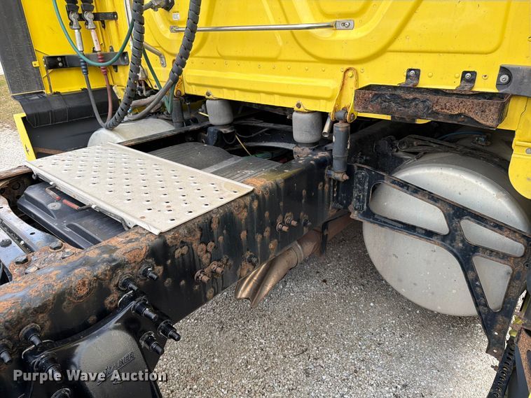 image for item FB8045 2019 Freightliner Cascadia 126 semi truck