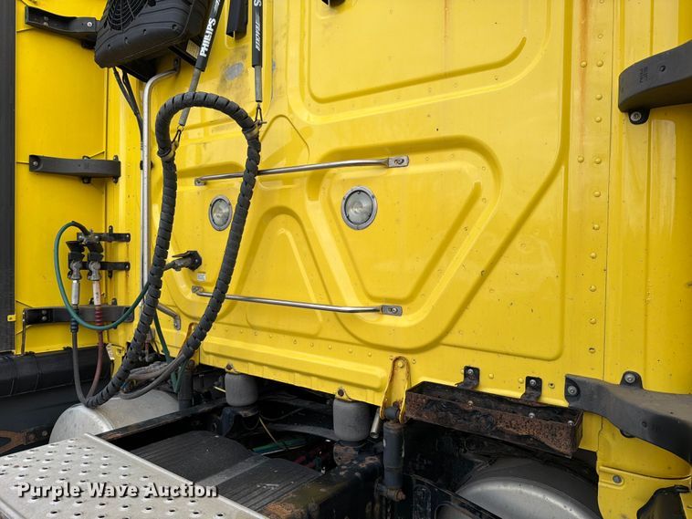 image for item FB8045 2019 Freightliner Cascadia 126 semi truck