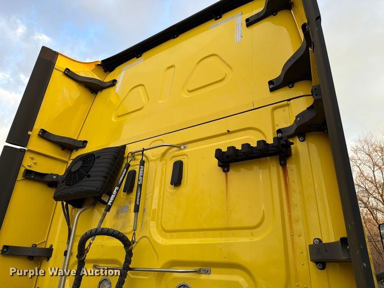 image for item FB8045 2019 Freightliner Cascadia 126 semi truck