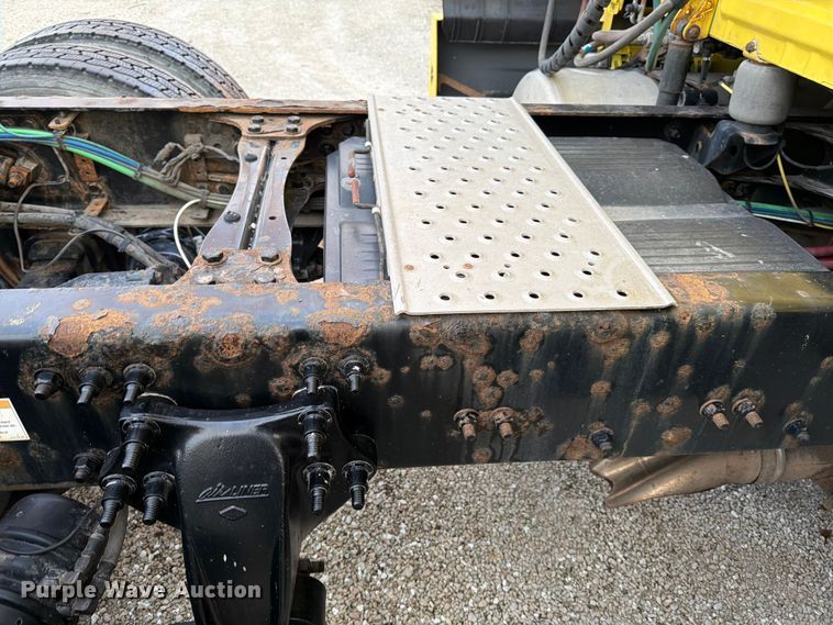 image for item FB8045 2019 Freightliner Cascadia 126 semi truck