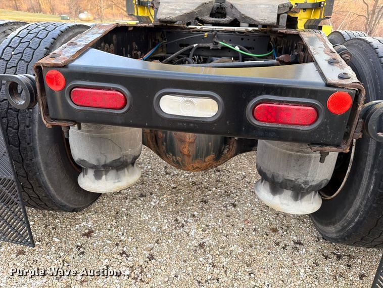 image for item FB8045 2019 Freightliner Cascadia 126 semi truck