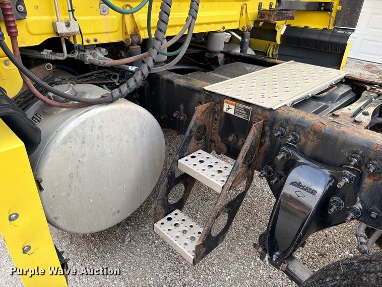 image for item FB8045 2019 Freightliner Cascadia 126 semi truck