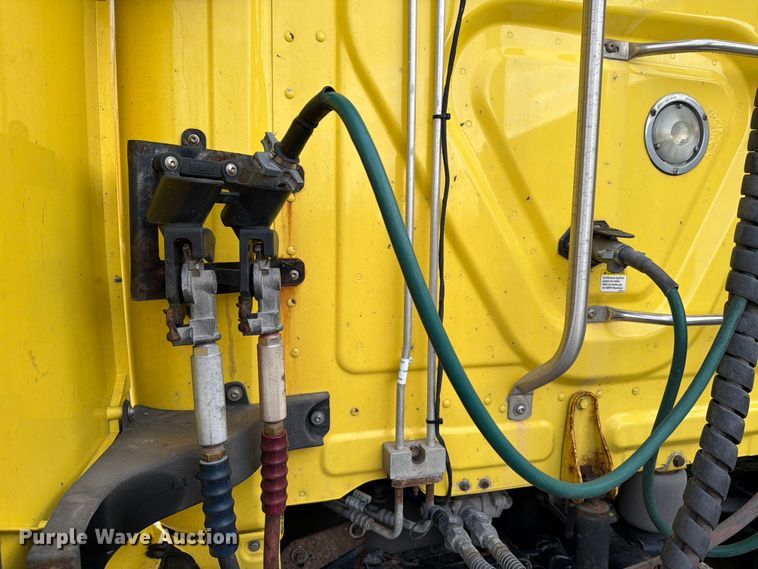 image for item FB8045 2019 Freightliner Cascadia 126 semi truck