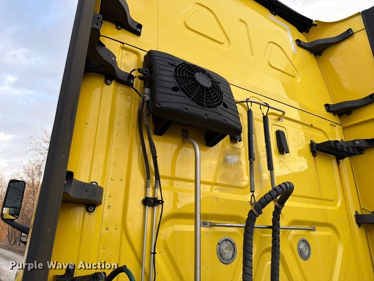 image for item FB8045 2019 Freightliner Cascadia 126 semi truck