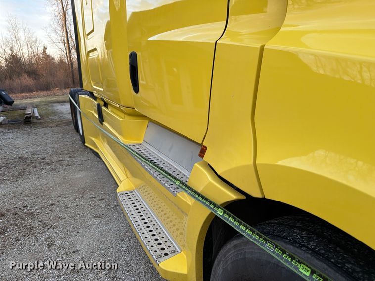 image for item FB8045 2019 Freightliner Cascadia 126 semi truck