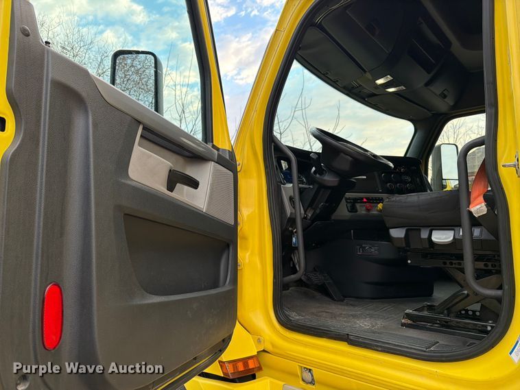 image for item FB8045 2019 Freightliner Cascadia 126 semi truck