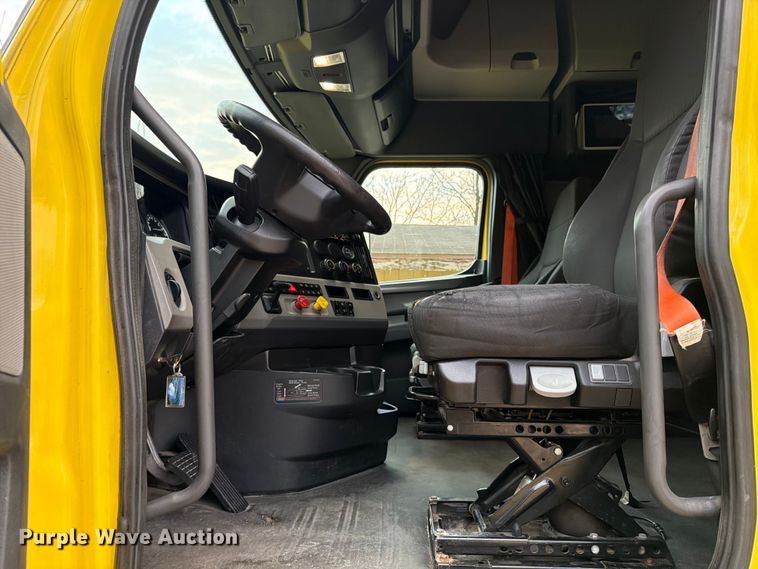 image for item FB8045 2019 Freightliner Cascadia 126 semi truck