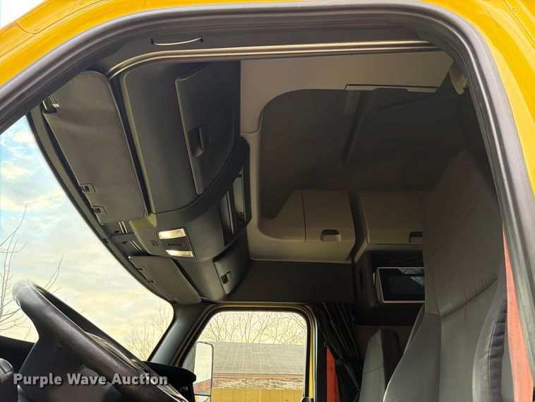 image for item FB8045 2019 Freightliner Cascadia 126 semi truck